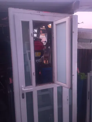 Puerta de entrada de aluminio