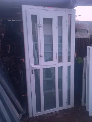 Puerta de entrada de aluminio