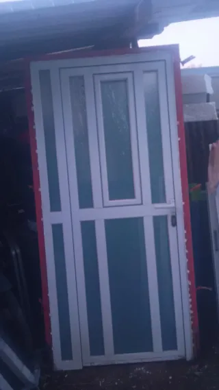 Puerta de entrada de aluminio