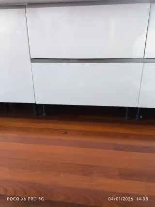 Armarios de cocina blancos y plateados