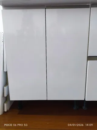 Armarios de cocina blancos y plateados