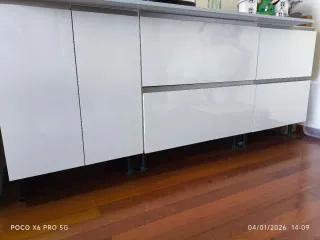 Armarios de cocina blancos y plateados