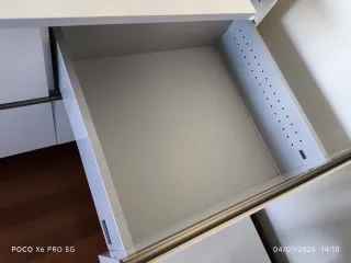 Armarios de cocina blancos y plateados