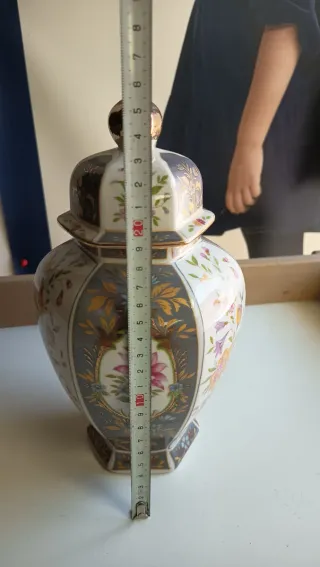 Pote de porcelana c/ detalhes dourados,made Japan