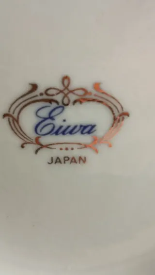 Pote de porcelana c/ detalhes dourados,made Japan