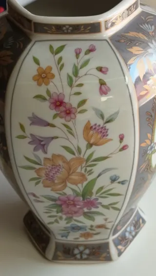 Pote de porcelana c/ detalhes dourados,made Japan