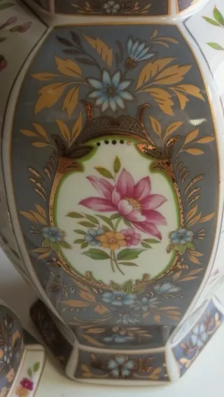 Pote de porcelana c/ detalhes dourados,made Japan