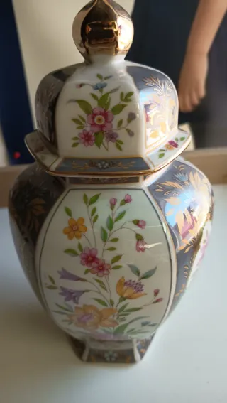 Pote de porcelana c/ detalhes dourados,made Japan