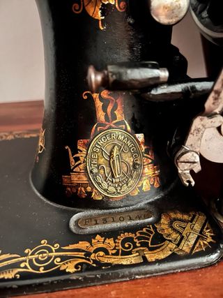 Máquina de coser antigua SINGER