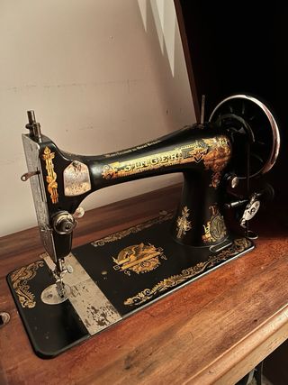 Máquina de coser antigua SINGER