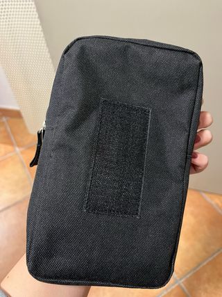 Kit auto: impermeabile, torcia, guanti