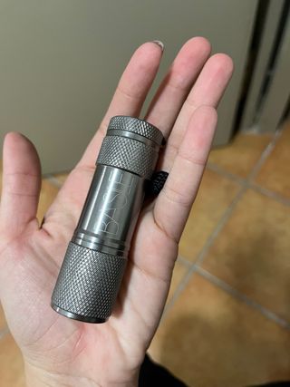 Kit auto: impermeabile, torcia, guanti