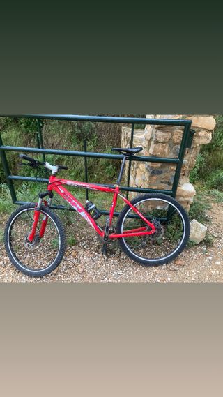 Bicicleta de montaña roja