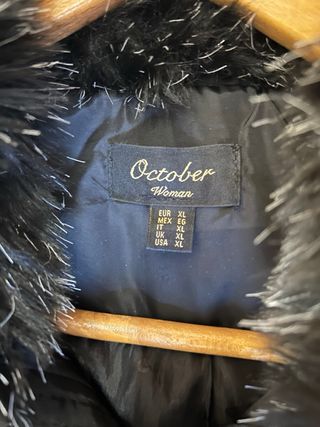 Abrigo negro cuello y capucha desmontable