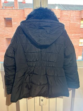 Abrigo negro cuello y capucha desmontable