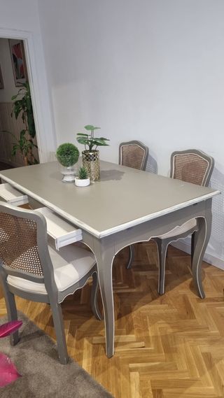 Mesa extensible y 6 sillas. SIA.