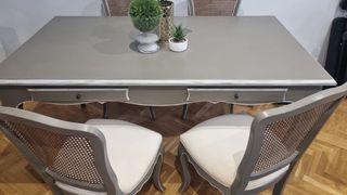 Mesa extensible y 6 sillas. SIA.