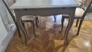 Mesa extensible y 6 sillas. SIA.