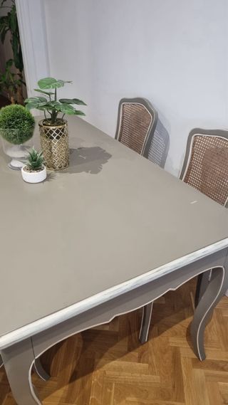 Mesa extensible y 6 sillas. SIA.