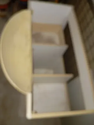 Mueble de baño beige y blanco