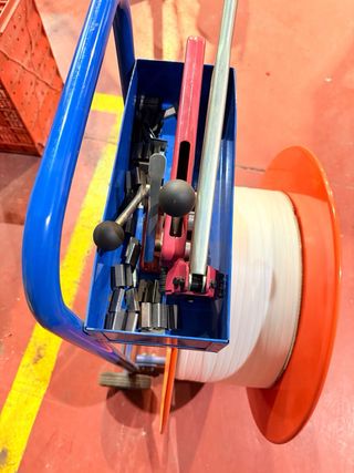 Flejadora con rollo de fleje