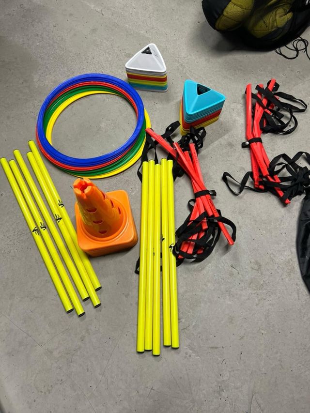 Material deportivo: conos, aros y vallas