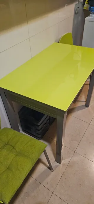 Mesa de cocina de cristal.