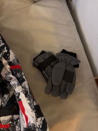 Conjunto esqui. Chaqueta, casco, guantes y gafas