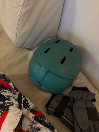 Conjunto esqui. Chaqueta, casco, guantes y gafas