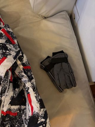 Conjunto esqui. Chaqueta, casco, guantes y gafas