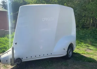 Remolque cerrado blanco