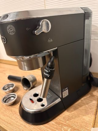 Cafetera Espresso DeLonghi Dedica EC685BK