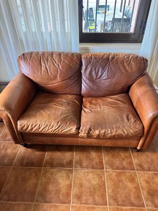 Se regala sofa de piel marrón