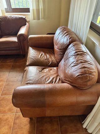 Se regala sofa de piel marrón