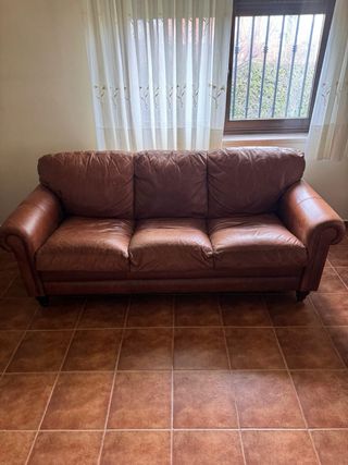 Se regala sofa de piel marrón