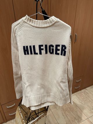 Jersey Hilfiger Beige, uno blanco y un polo rojo