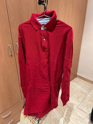 Jersey Hilfiger Beige, uno blanco y un polo rojo