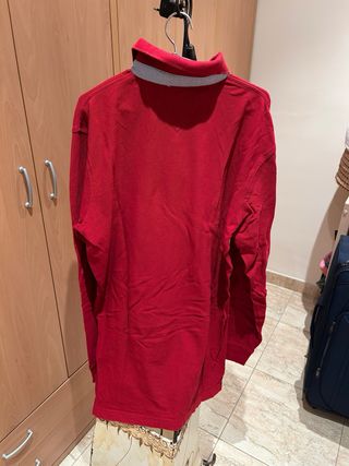 Jersey Hilfiger Beige, uno blanco y un polo rojo