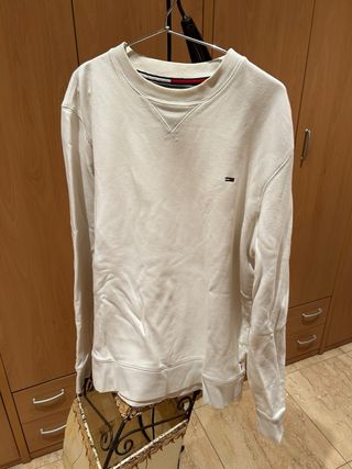 Jersey Hilfiger Beige, uno blanco y un polo rojo