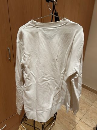 Jersey Hilfiger Beige, uno blanco y un polo rojo