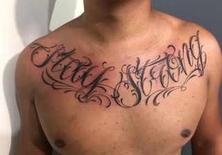 Tatuador profesional con 15 años de experiencia