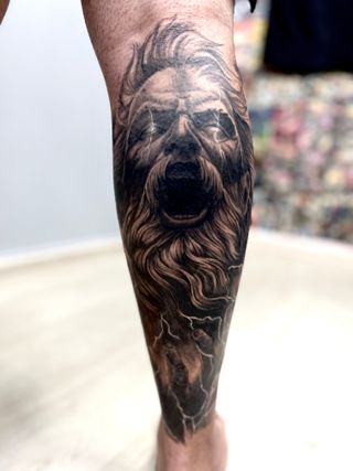 Tatuador profesional con 15 años de experiencia