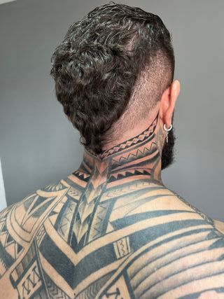 Tatuador profesional con 15 años de experiencia