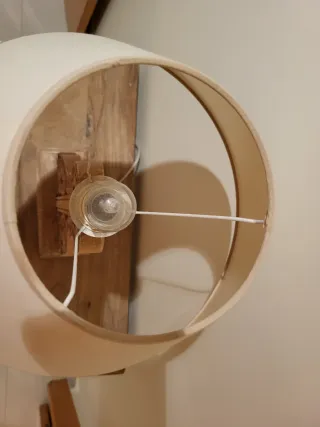 Lámpara de mesa de madera tallada