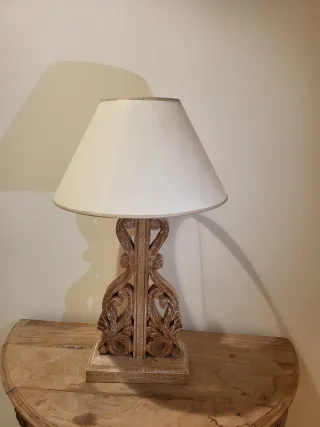 Lámpara de mesa de madera tallada