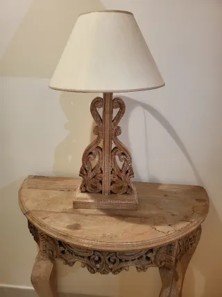 Lámpara de mesa de madera tallada