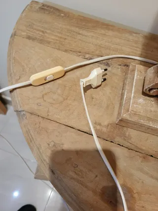 Lámpara de mesa de madera tallada