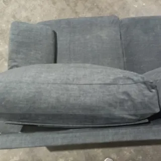 Sofá de tela gris