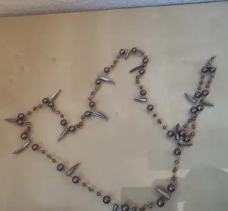 Collar largo perlas y adornos plateados