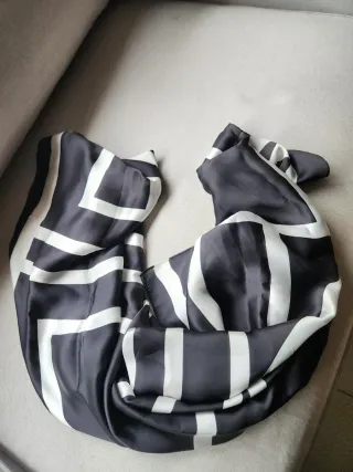 Pañuelo blanco y negro